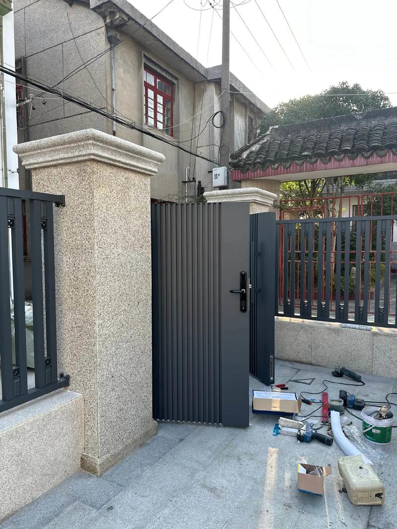 被邻居夸赞的自建房小院围栏院门完工啦.宝子们,历时半个月,我