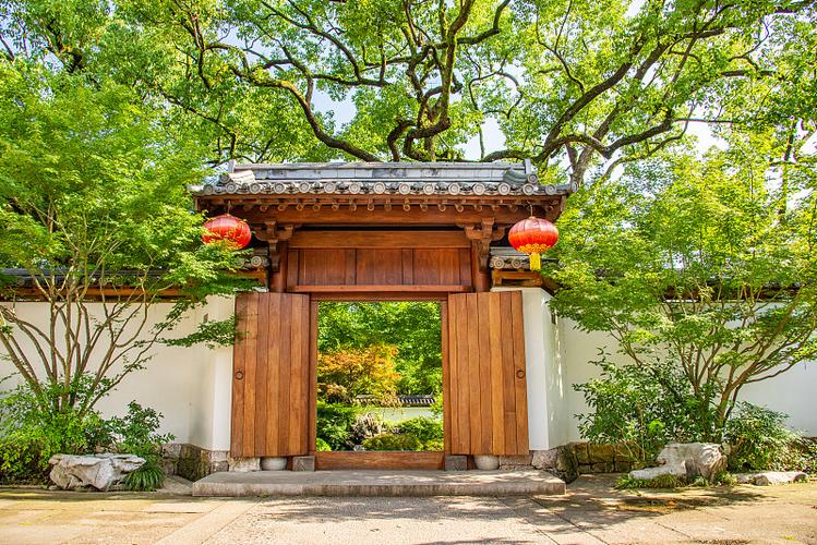 净慈禅寺的院门 一扇门里的千年禅意与济公传说